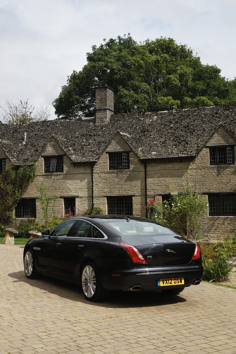  Jaguar XJ 2012 года  (UK) (фото 39 из 121)